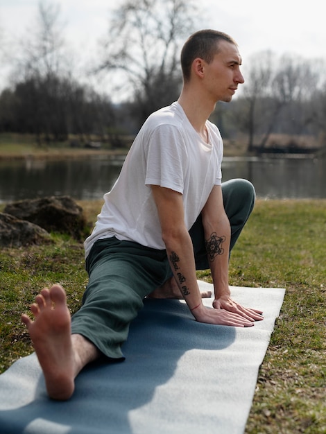 Menschen, die draußen Yoga praktizieren