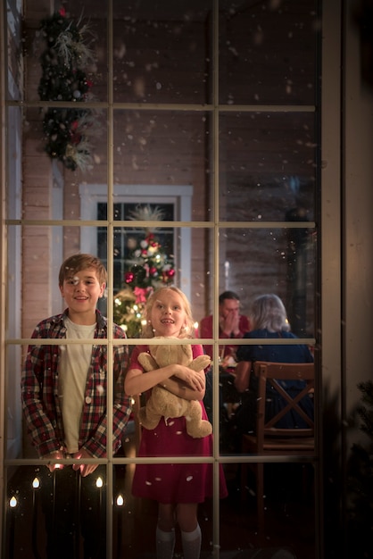 Kostenloses Foto menschen, die ein festliches weihnachtstreffen genießen