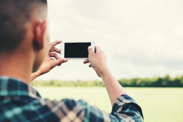 Menschen, die ein Foto mit seinem Handy