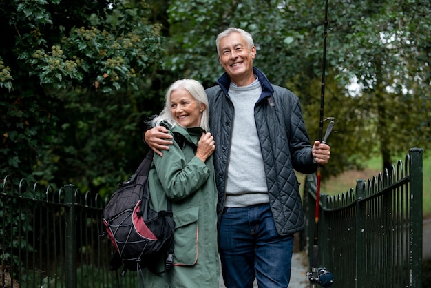 Menschen, die eine glückliche Ruhestandsaktivität haben