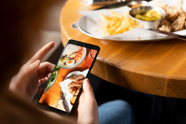 Menschen, die Essen fotografieren