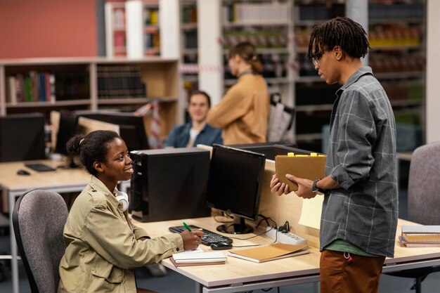 Menschen, die friedlich in der Bibliothek studieren