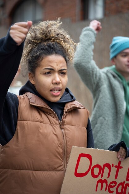 Menschen, die für den Weltumwelttag protestieren