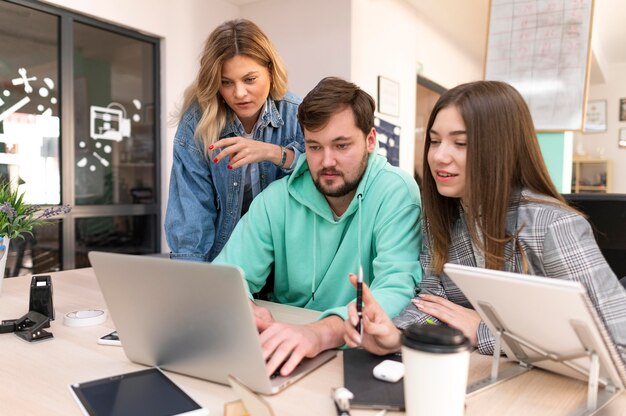 Menschen, die für ein neues Projekt zusammenarbeiten