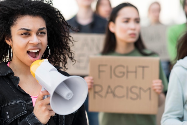 Menschen, die gegen Rassismus protestieren, zitieren