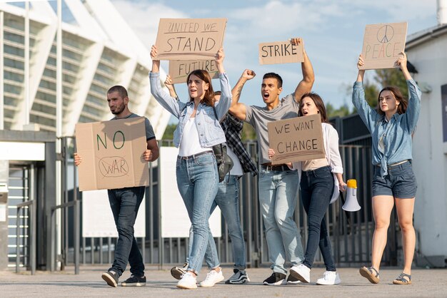 Menschen, die gemeinsam für den Frieden protestieren