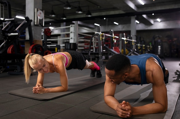 Menschen, die gemeinsam im Fitnessstudio trainieren