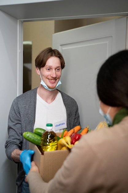 Kostenloses Foto menschen, die gemeinschaftliche maßnahmen ergreifen