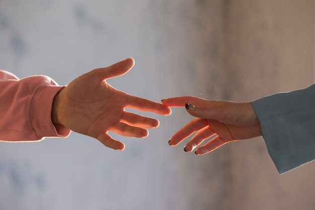 Kostenloses Foto menschen, die handgesten zeigen