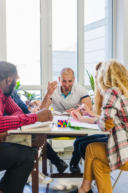 Menschen, die Ideen beim Studieren teilen