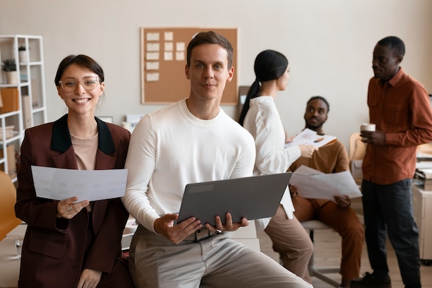 Menschen, die im Büro arbeiten, mittlerer Schuss