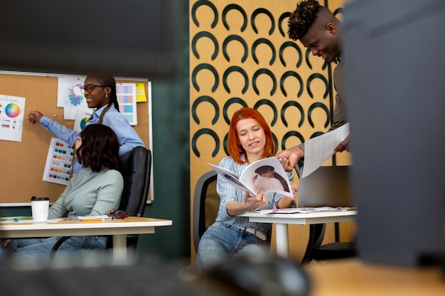 Kostenloses Foto menschen, die im büro zusammenarbeiten