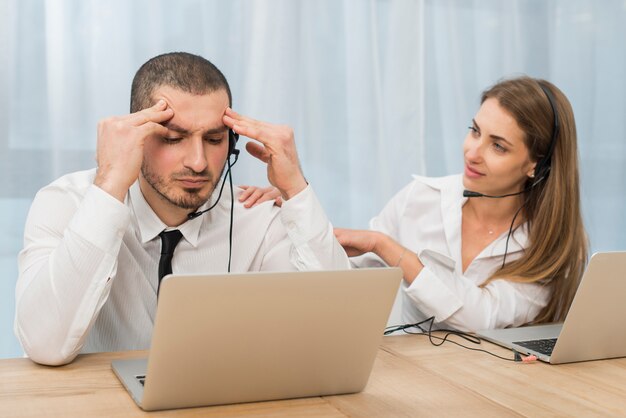 Menschen, die im Callcenter arbeiten