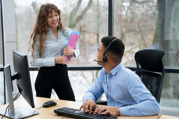 Kostenloses Foto menschen, die im callcenter arbeiten