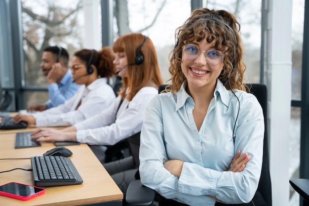 Kostenloses Foto menschen, die im callcenter arbeiten