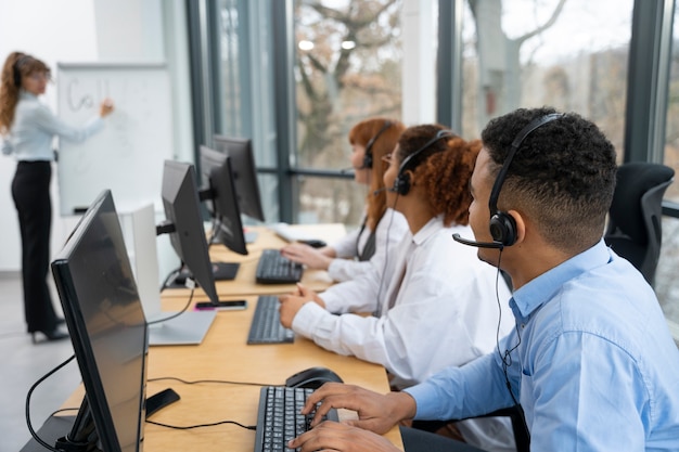 Menschen, die im Callcenter arbeiten