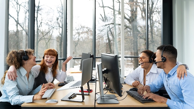 Menschen, die im Callcenter arbeiten