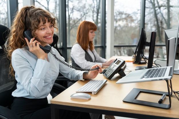 Kostenloses Foto menschen, die im callcenter arbeiten