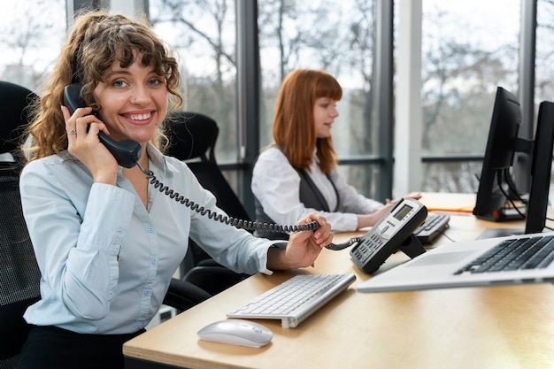 Menschen, die im Callcenter arbeiten