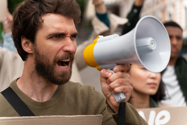 Kostenloses Foto menschen, die im protest gegen die globale erwärmung marschieren