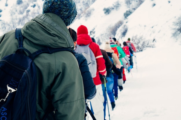 Kostenloses Foto menschen, die in bergen wandern