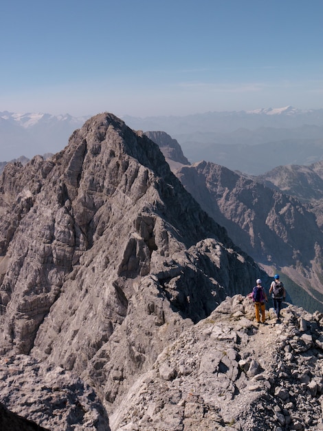 Menschen, die in den Bergen wandern