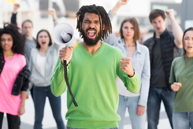 Menschen, die in der Straßenvoransicht protestieren