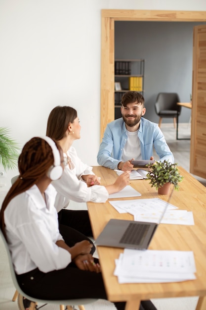 Kostenloses Foto menschen, die in einem startup-unternehmen zusammenarbeiten