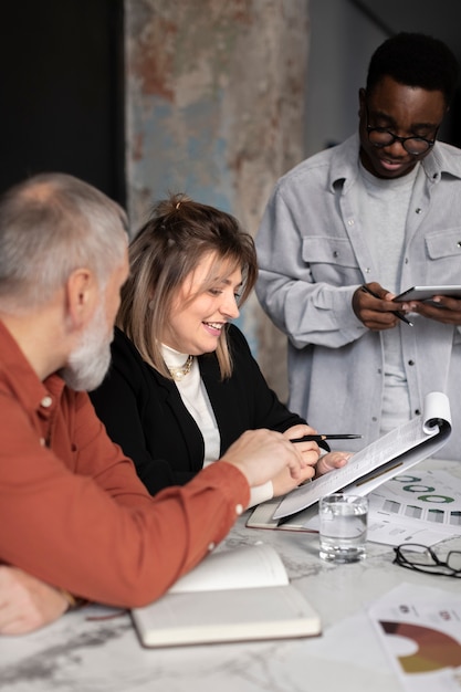 Menschen, die in ihrem Büro arbeiten