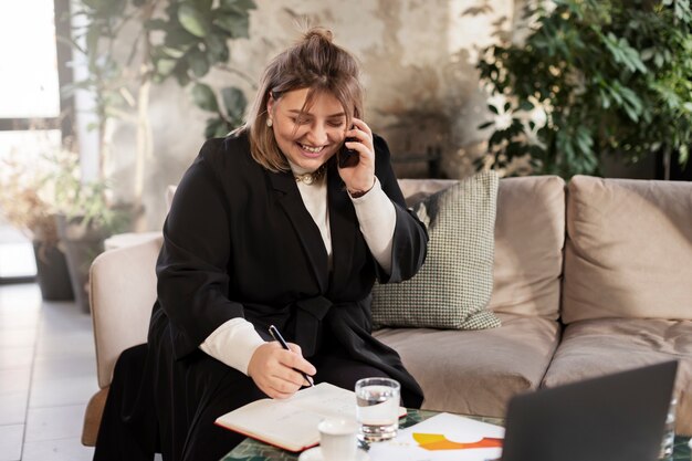 Menschen, die in ihrem Büro arbeiten