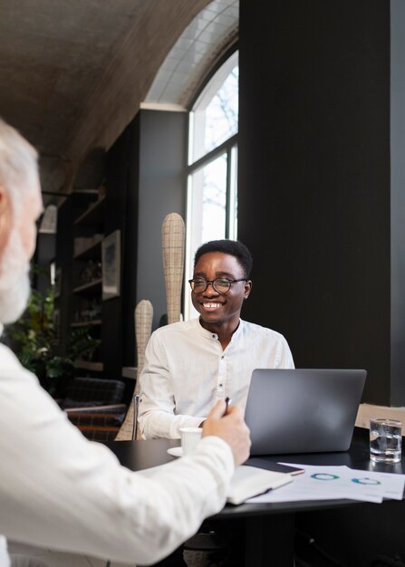 Menschen, die in ihrem Büro arbeiten