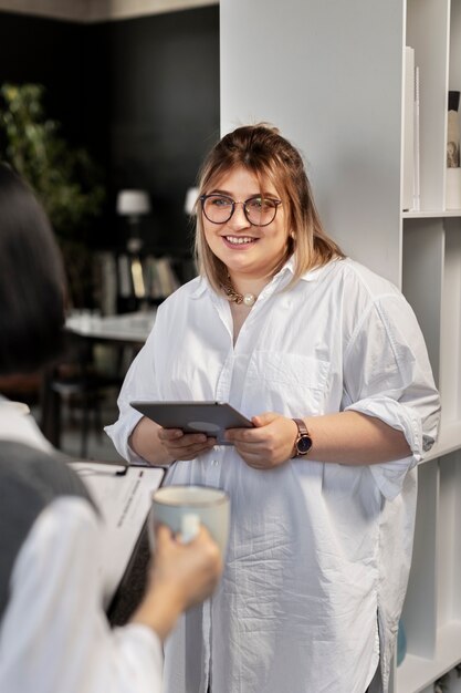 Menschen, die in ihrem Büro arbeiten