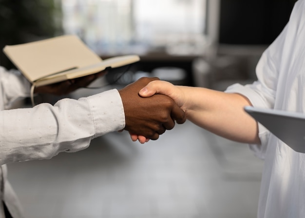 Menschen, die in ihrem Büro arbeiten