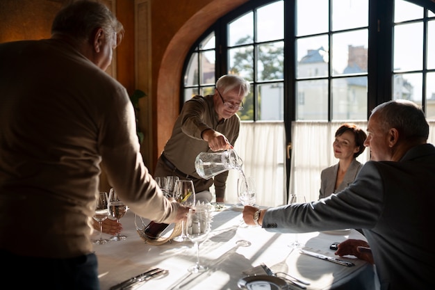 Kostenloses Foto menschen, die in luxuriösen restaurants essen