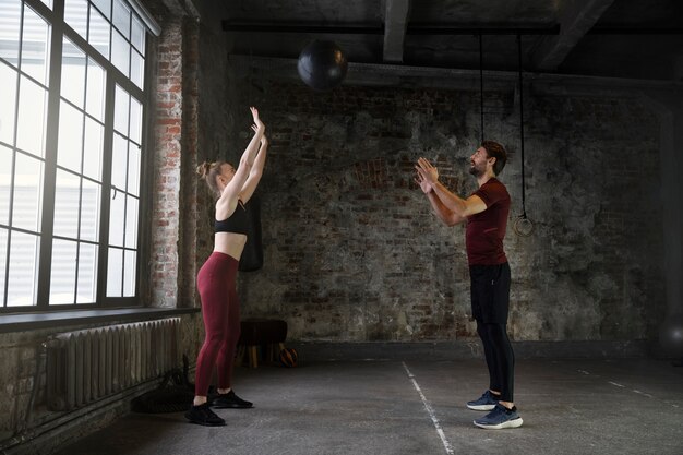 Menschen, die mit Gymnastikball trainieren