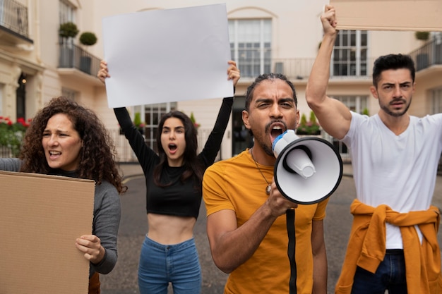 Menschen, die mit Plakaten protestieren, hautnah