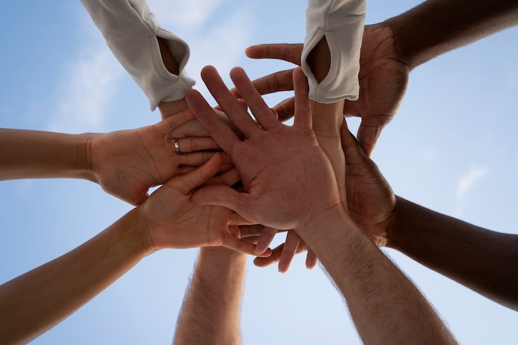 Kostenlose Foto menschen, die sich beim training im freien highfiving geben