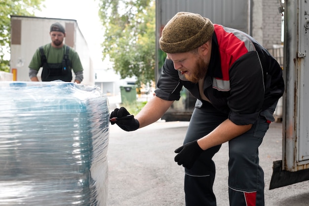 Kostenloses Foto menschen, die sich gemeinsam um die lagerlogistik kümmern