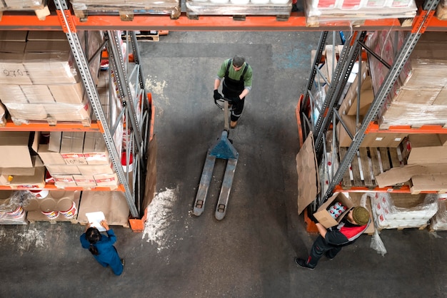 Überblick über Akkordarbeit im Logistikzentrum.