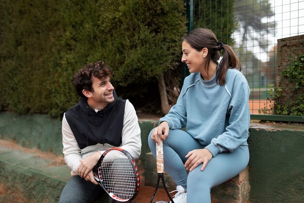 Menschen, die sich im Winter auf ein Tennisspiel vorbereiten