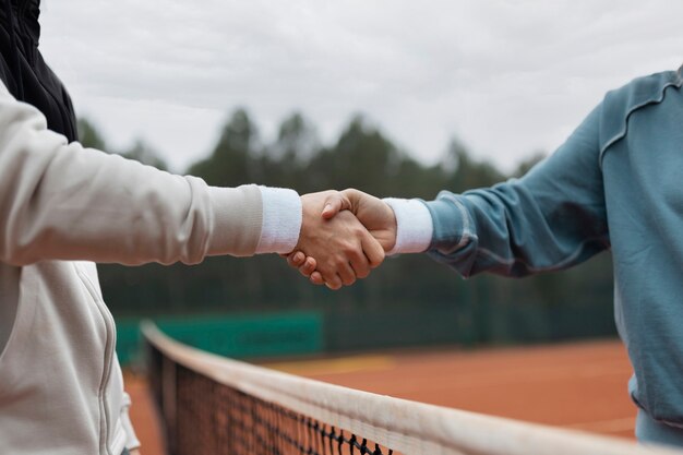 Menschen, die sich im Winter auf ein Tennisspiel vorbereiten