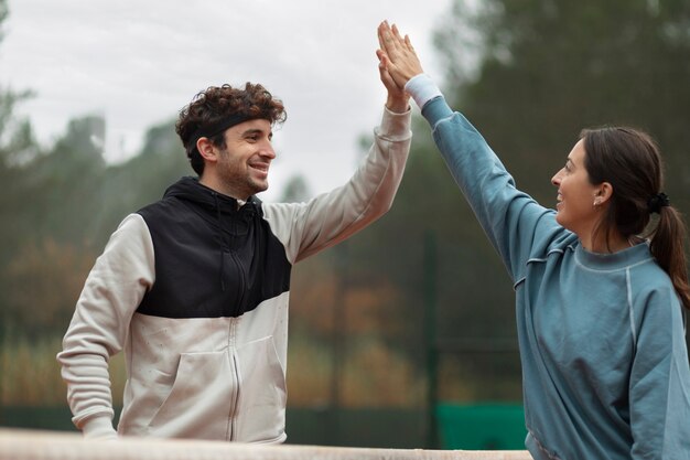 Menschen, die sich im Winter auf ein Tennisspiel vorbereiten