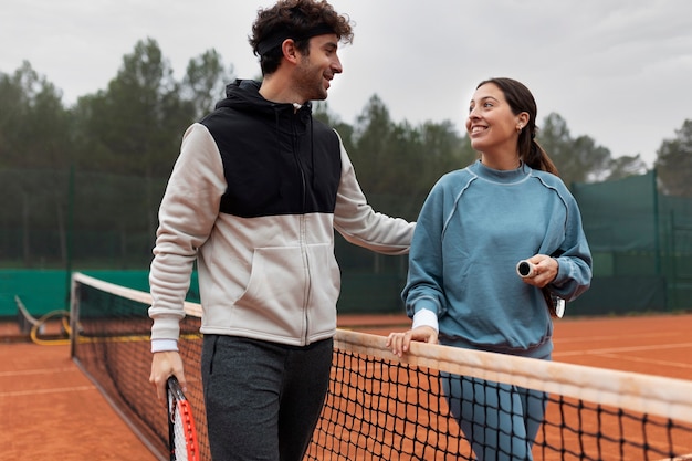 Menschen, die sich im Winter auf ein Tennisspiel vorbereiten