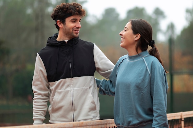 Kostenloses Foto menschen, die sich im winter auf ein tennisspiel vorbereiten