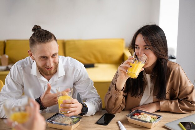 Menschen, die Spaß in ihrer Pause haben