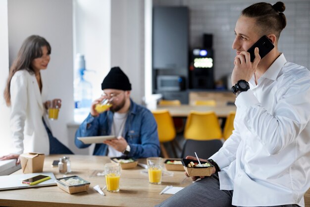 Menschen, die Spaß in ihrer Pause haben