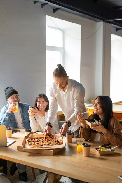 Menschen, die Spaß in ihrer Pause haben