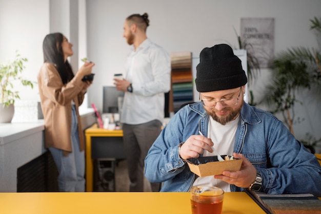 Menschen, die Spaß in ihrer Pause haben