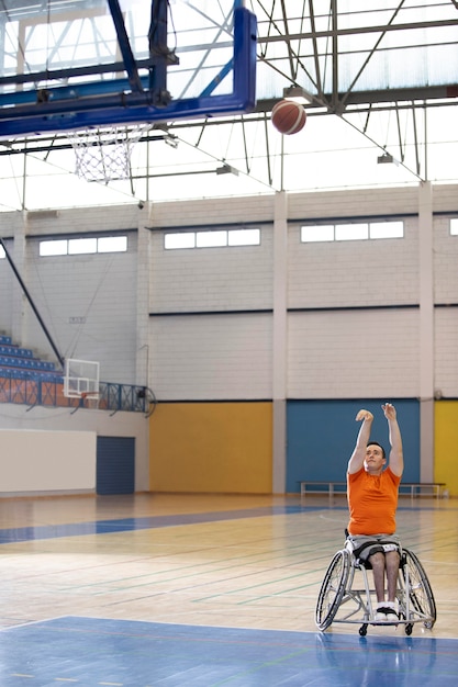 Kostenloses Foto menschen, die sport mit behinderungen treiben