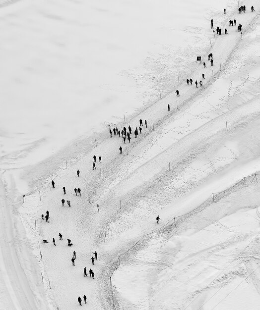 Menschen, die tagsüber auf Schneefeld gehen